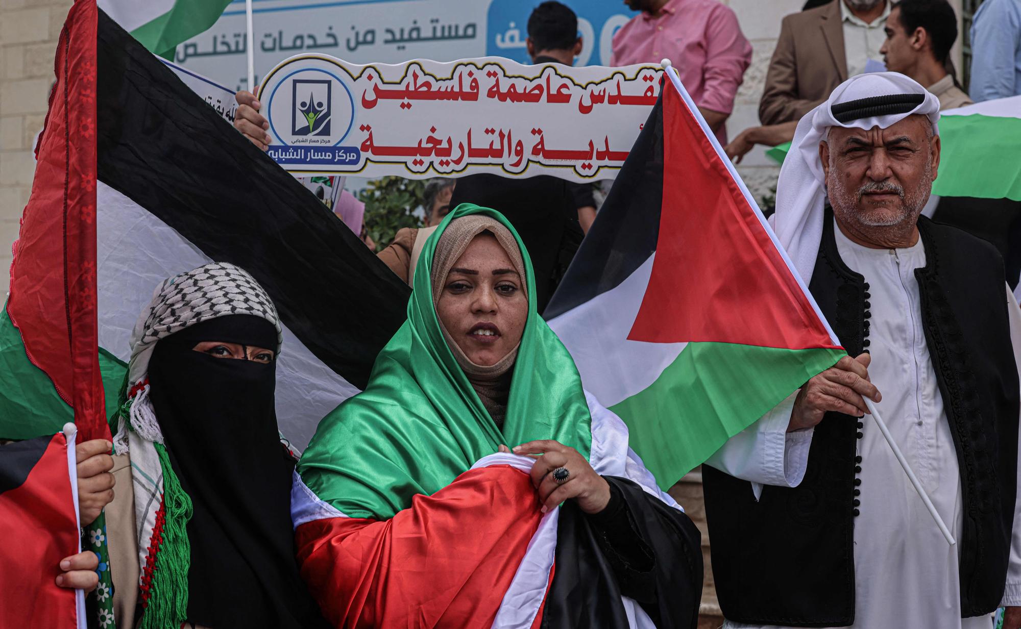 Palestinos protestas contra la Marcha de las Banderas, este jueves en Yan Yunis (Gaza).