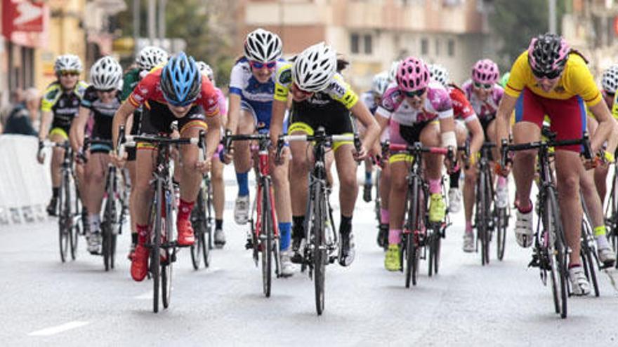 El pelotón disputa la IV etapa de la Copa de España de ciclismo femenino etapa por las calles de Elda