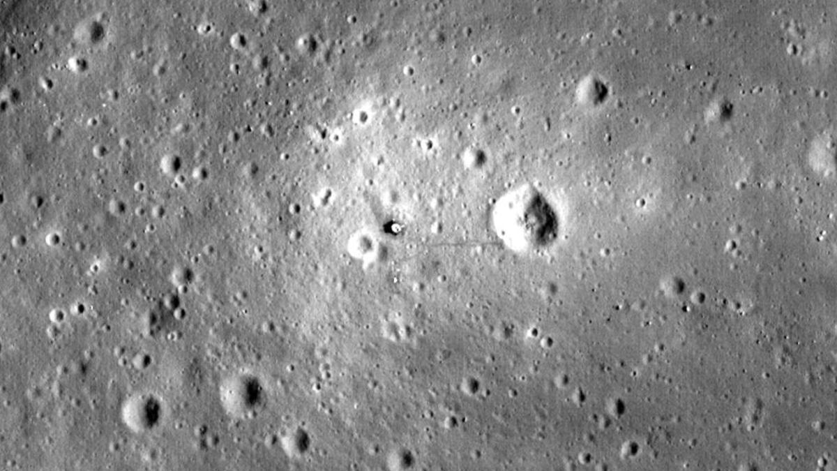 Vista panorámica de la región Mare Tranquillitatis en la Luna, donde se ha encontrado una enorme cueva subterránea hasta ahora desconocida.