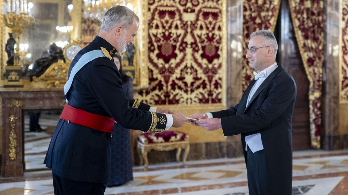 El Rey Felipe VI(i) recibe la carta credencial del embajador de la República de Chipre, Michalis Ioannou(d), a 11 de noviembre de 2024, en Madrid (España).
