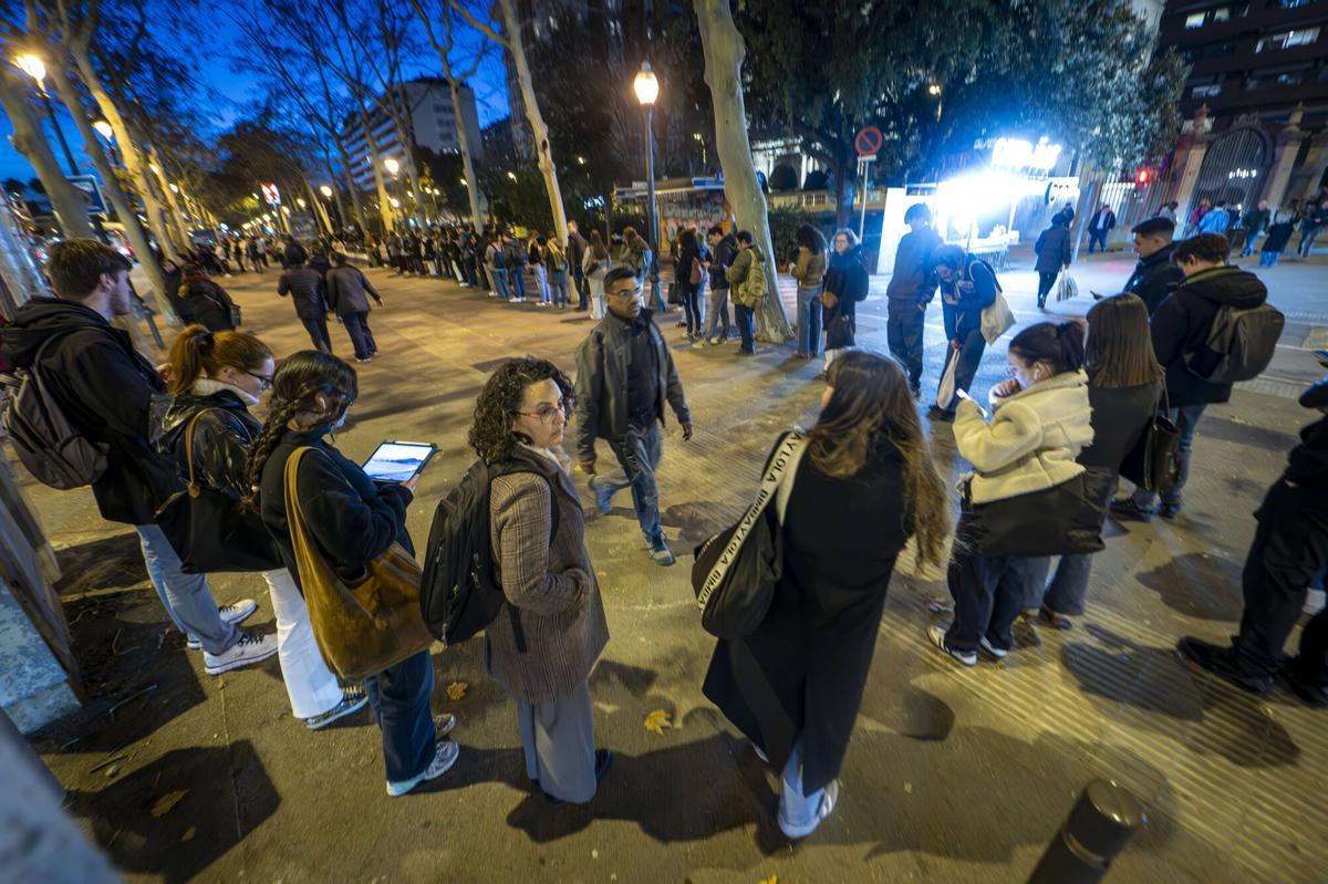 Barcelona, 15/01/2026 Barcelona. Colas de usuarios de los autobuses interurbanos en Maria Cristina, que después del trabajo se dirigen a casa (malestar por colas y falta de expediciones). Autobuses en las paradas. Hora punta 18 h. AUTOR: MANU MITRU