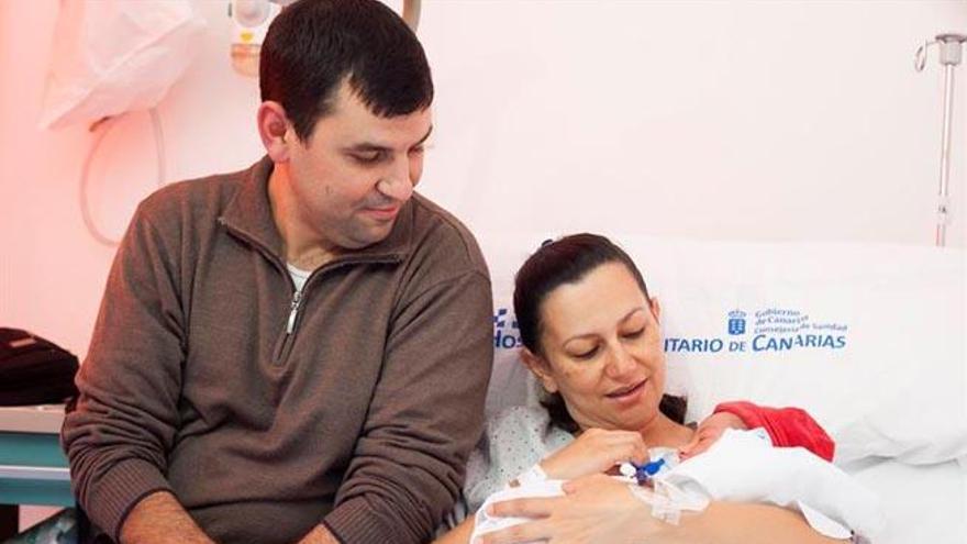 Juan y Virginia atienden a su hijo, Anibal, que nació a las cero horas y cuatro minutos de hoy en el Hospital Universitario de Canarias de Tenerife, siendo así el primer nacimiento del año en Canarias.