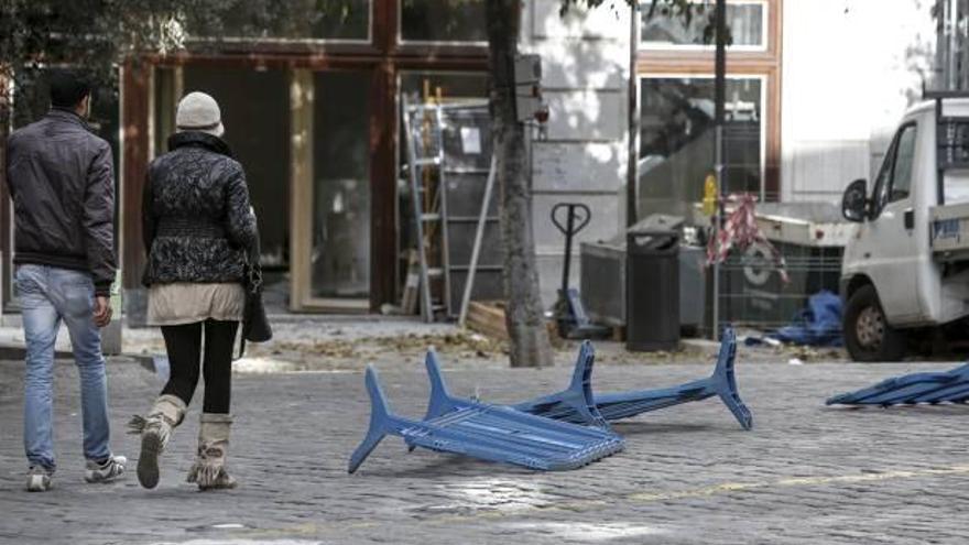 Una mujer toma una fotografía panorámica de la costa de Cala Sant Vicenç, en Pollença, donde el temporal de viento provocó ayer un intenso oleaje.