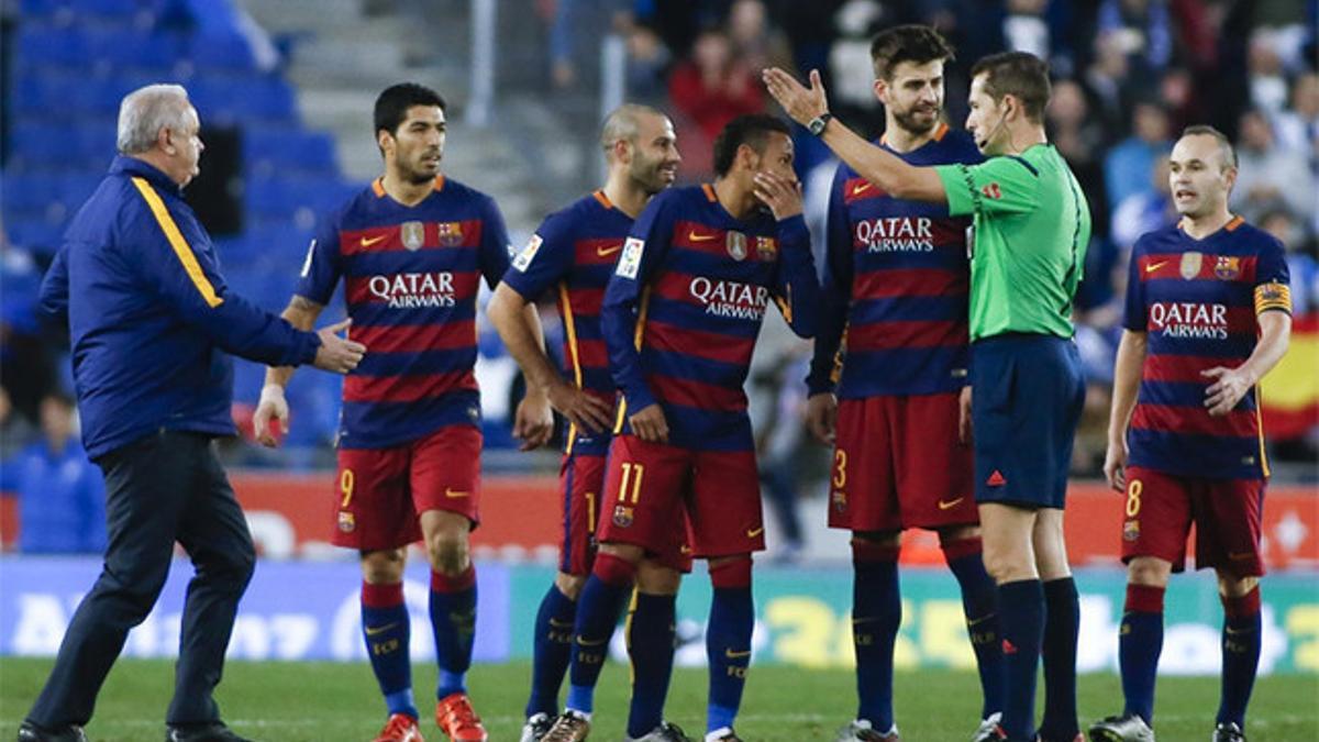 Los jugadores del FC Barcelona se quejaron al árbitro de la dureza con la que se empleó el Espanyol