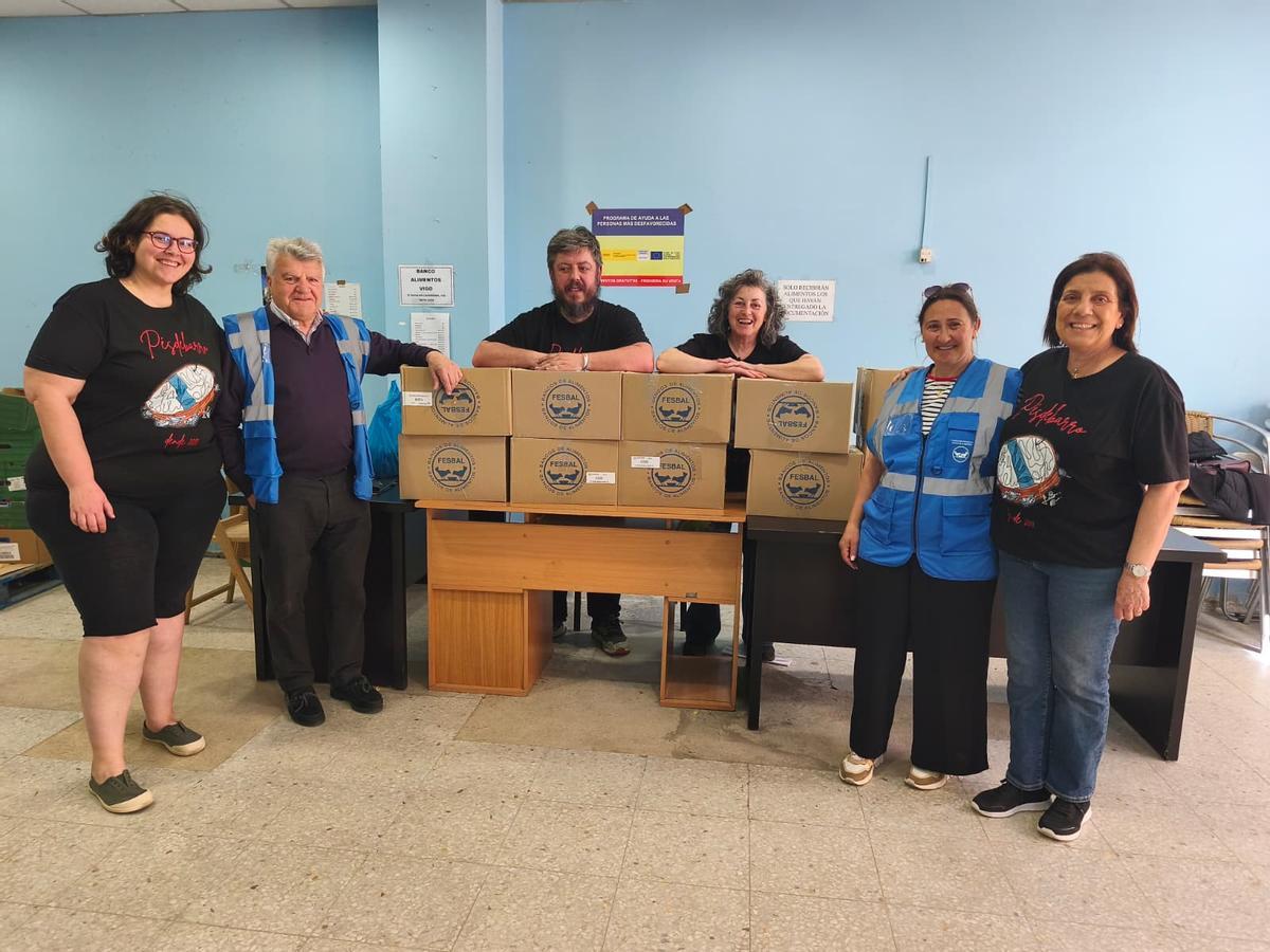 Miembros de Pésdebarro en la entrega de lo recaudado.