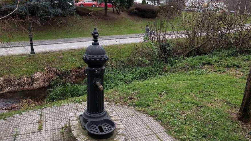 Fuente del paseo fluvial que no da agua.