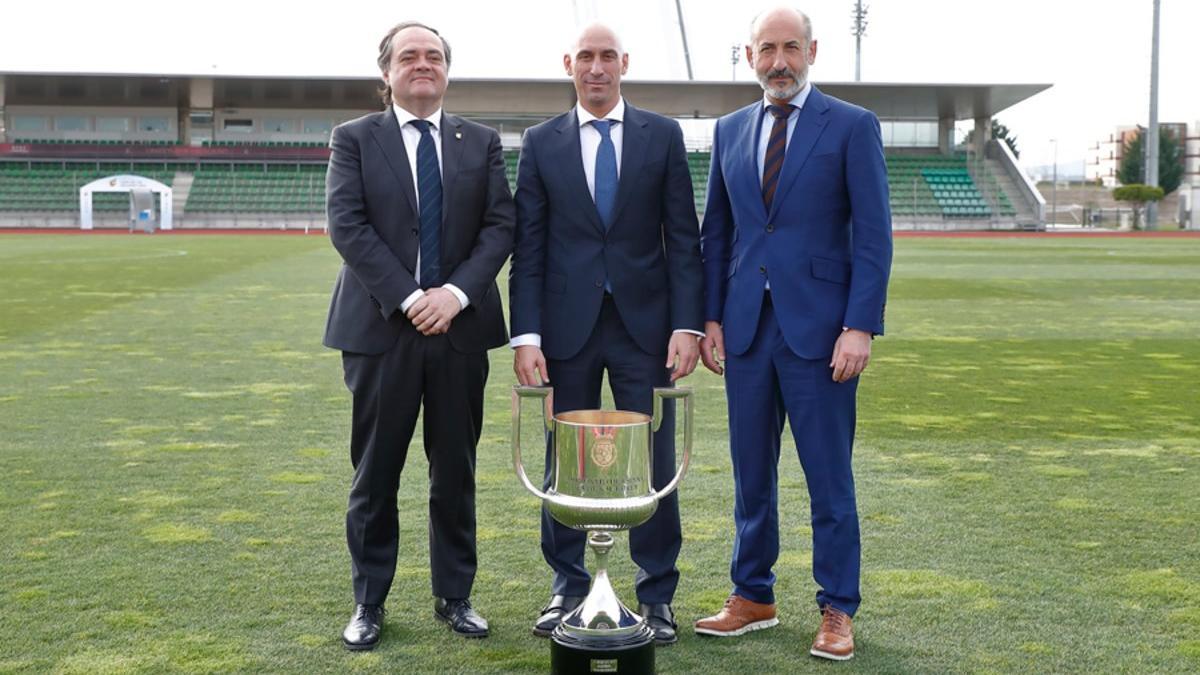 Aperribay (presidente de la Real), Rubiales (presidente de la federación) y Elizegi (presidente del Athletic), en Madrid.