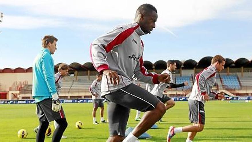 Cissokho en un entrenamiento con el Valencia