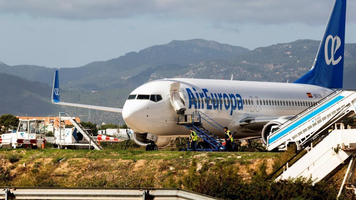 Detenido un pasajero de un avión por arrancar un trozo de oreja a otro de un mordisco