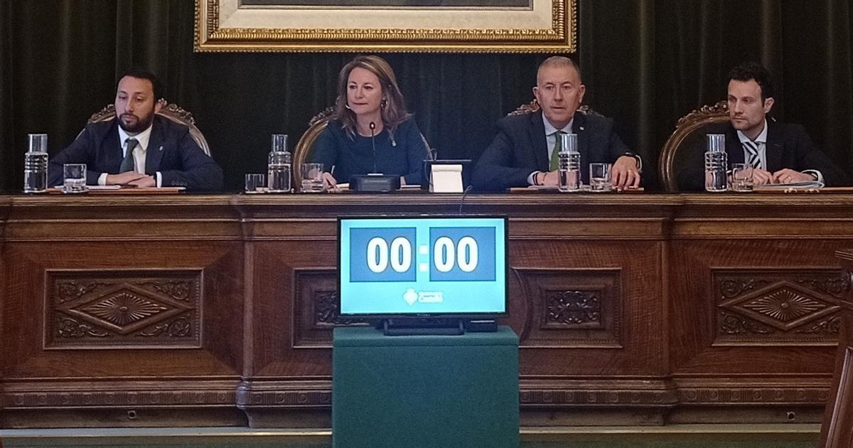 Pablo Viciano (a la derecha de la imagen), nuevo interventor municipal, ha asistido al pleno por primera vez desde su nombramiento, hace unos días.