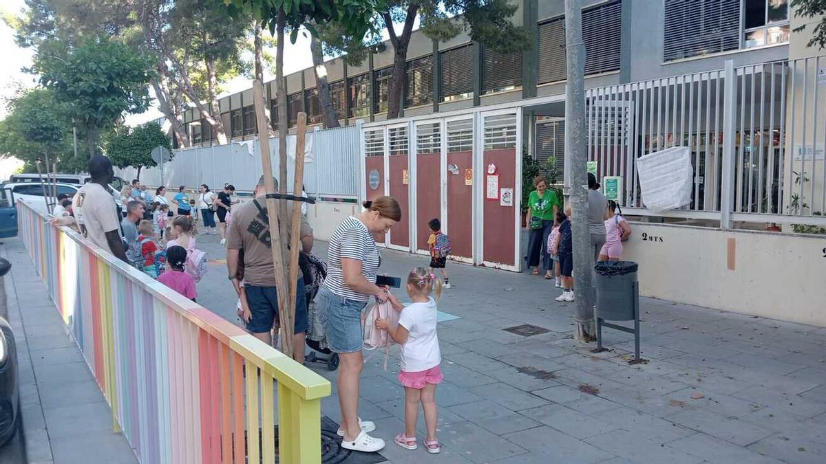 Familiares y niños, a la puerta del CEIP Joan Martorell de Gandia, este viernes, 12 de junio