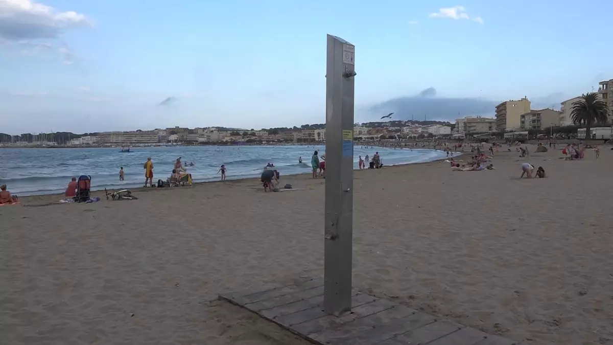 L'Escala fa marxa enrere i no reobrirà les dutxes de les platges aquest estiu