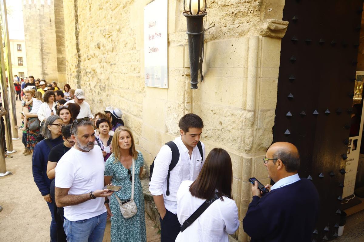 Los turistas hacen cola para entrar al Alcázar de Córdoba.