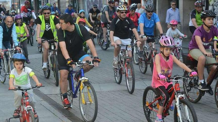 La pedalada recorrió unos ocho kilómetros por el casco urbano. // Rafa Vázquez