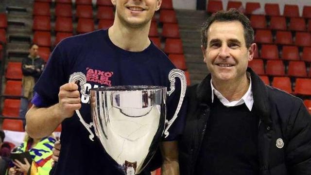 Ignacio Alabart junto a su padre Kiko con la Copa del Rey.