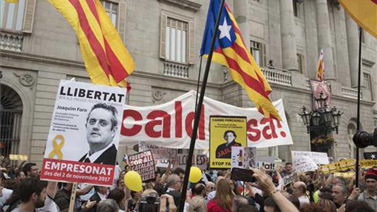 Abucheos cruzados en la plaza de Sant Jaume de Barcelona antes de la investidura de Colau como alcaldesa.