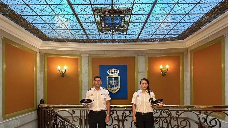 Jacobo Fernández y Débora Torreira toman posesión como nuevos comisarios de la Policía Local de Oviedo a las órdenes de Javier Lozano