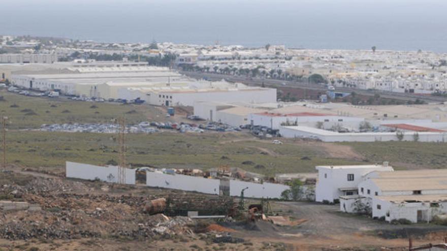 En primer término, zona industrial de Playa Honda. Al fondo, la autovía y el núcleo residencial. | lp / dlp