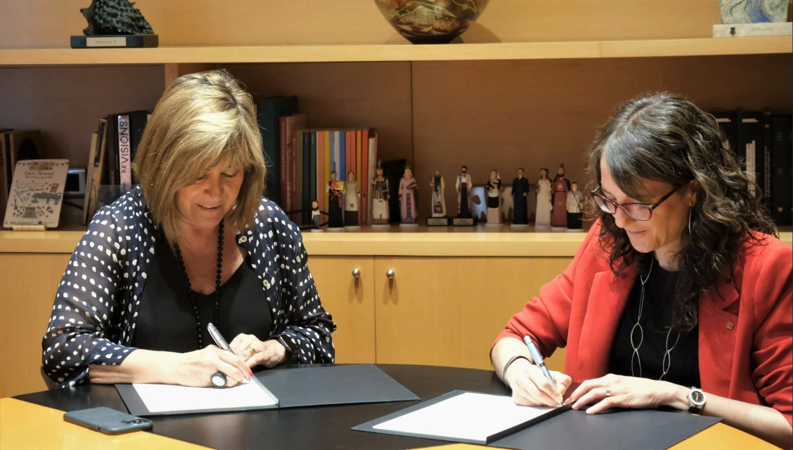 La alcaldesa Núria Marín y la consellera de Igualtat i Feminismes, Tània Verge, firman la integración de L'Hospitalet en la red SAI LGTBIQ.