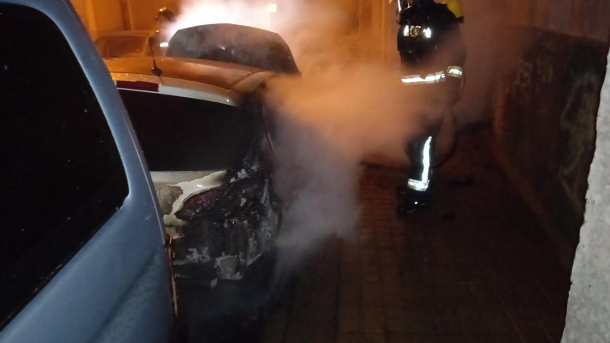 Arde un coche en Las Palmas de Gran Canaria (04/11/21)