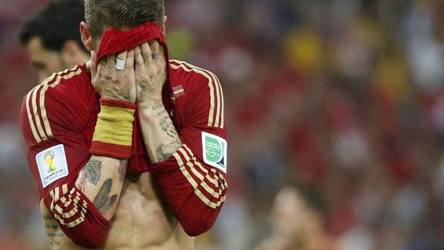 Sergio Ramos se cubre la cara con la camiseta tras la eliminación de España en el Mundial.