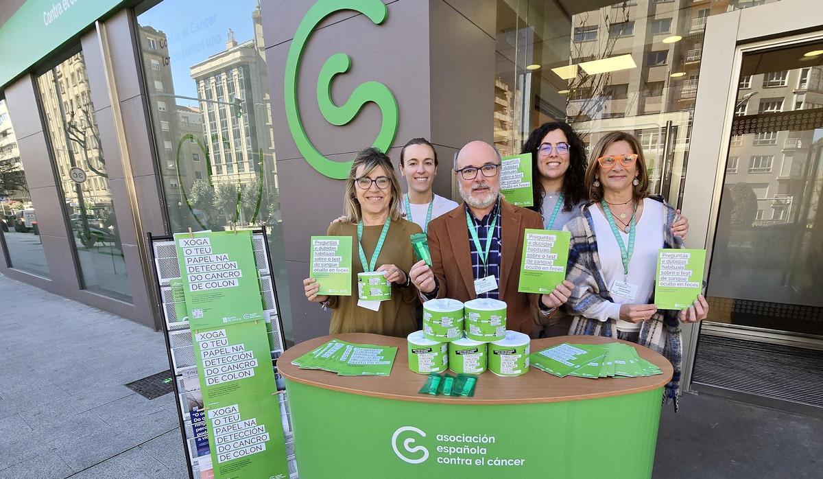 Mesa informativa de la AECC en Vigo para promover los cribados de cáncer de colon.