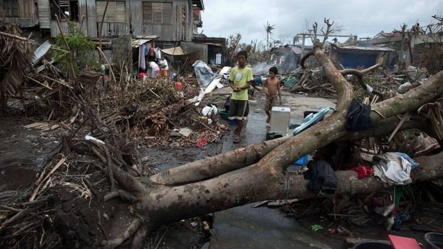 La ayuda humanitaria empieza a llegar a Tacloban