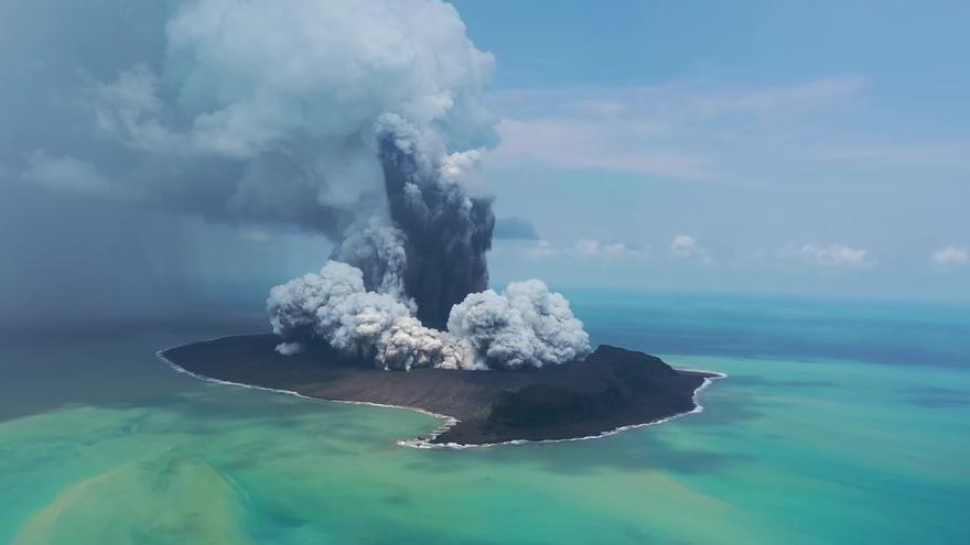 Erupción volcánica Hunga Tonga–Hunga Ha&#039;apai capturada el 30 de diciembre de 2021.