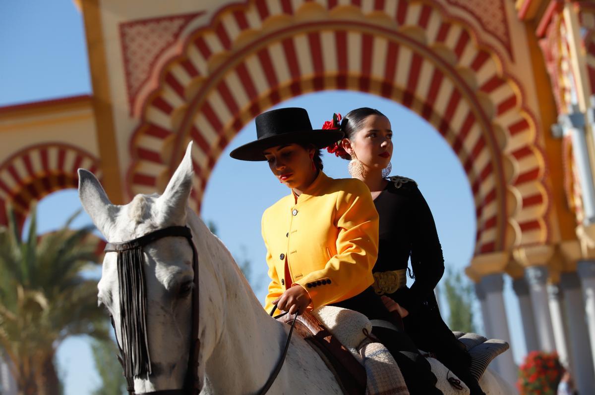 Foto de archivo de una jinete y una mujer vestida de gitana