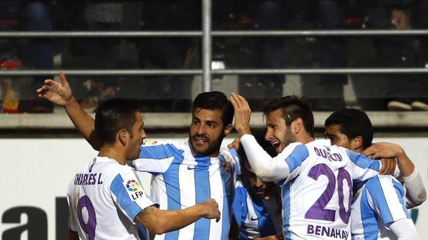 Los jugadores del Málaga celebran el triunfo en Eibar.