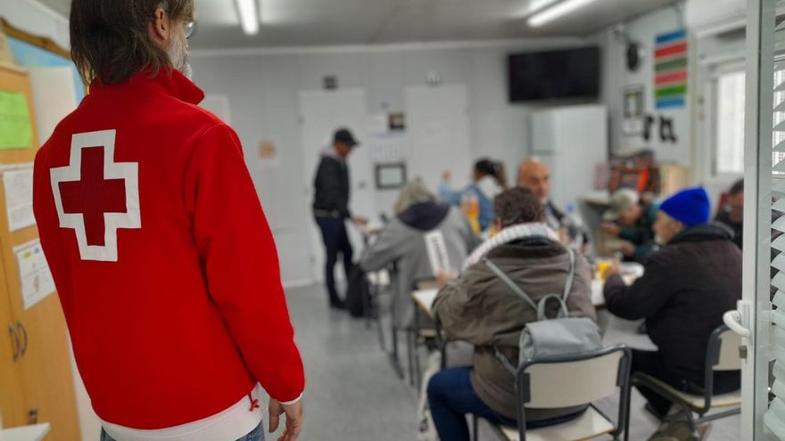 Menú navideño en Alicante de Cruz Roja para personas que viven en la calle