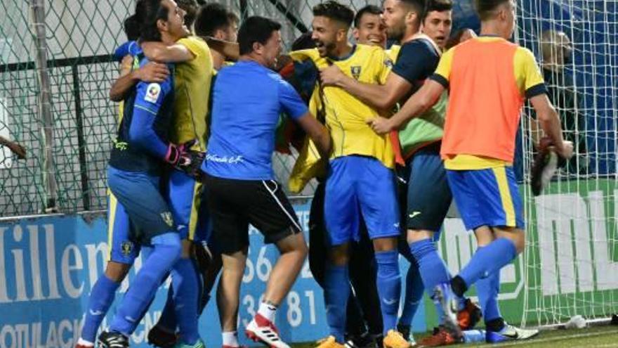 Los futbolistas del Orihuela celebran la clasificación en la tanda de penaltis frente al Ceuta.