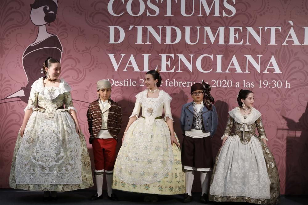 Desfile benéfico de indumentaria valenciana de Albaes en Nuevo Centro