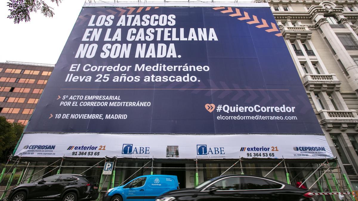 Lona que cubre un edificio en pleno paseo de la Castellana en Madrid