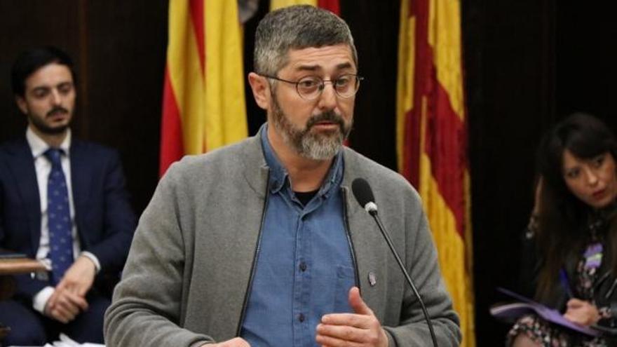 Manolo González (IP) explicando la moción