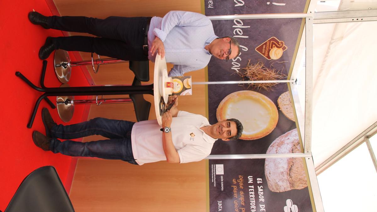 Ángel Pacheco, presidente de DOP Torta del Casar con Javier Muñoz, director técnico en la Feria Nacional del Queso de Trujillo en 2019.