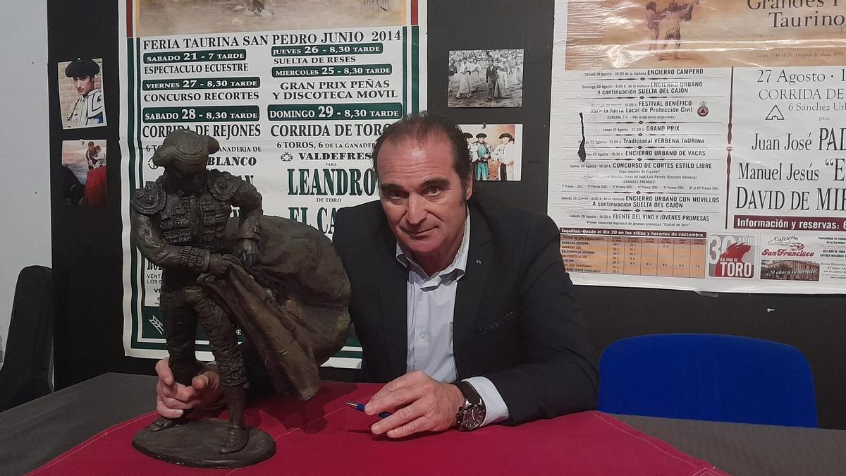 El torero Luis Miguel Calvo Juncal posa en Toro junto al boceto de la estatua de Andrés Vázquez.