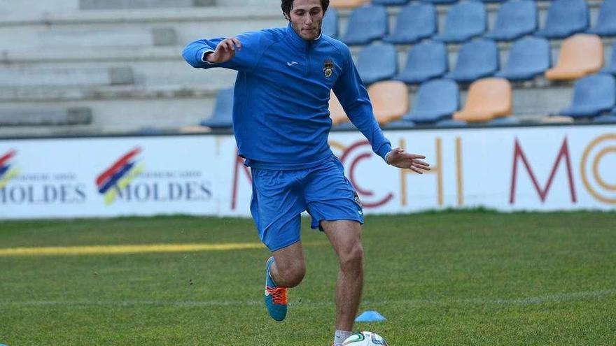 Bruno Rivada conduce el balón en un entrenamiento en Pasarón. // Rafa Vázquez