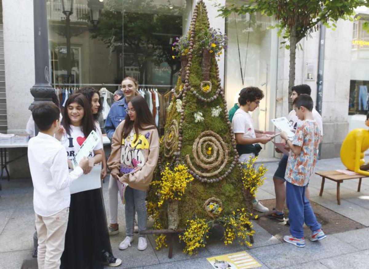 La Festa dos Maios llena las calles de arte vegetal y coplas para celebrar la primavera