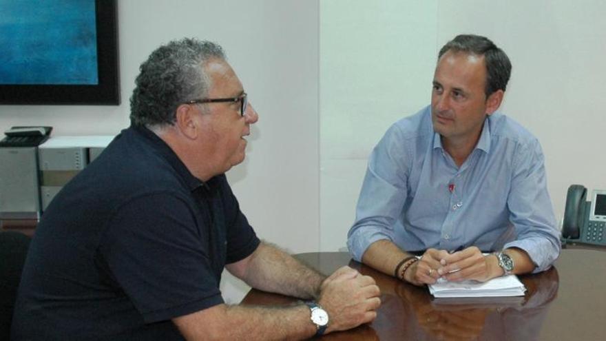 El director del Info y el alcalde hablan del proyecto.