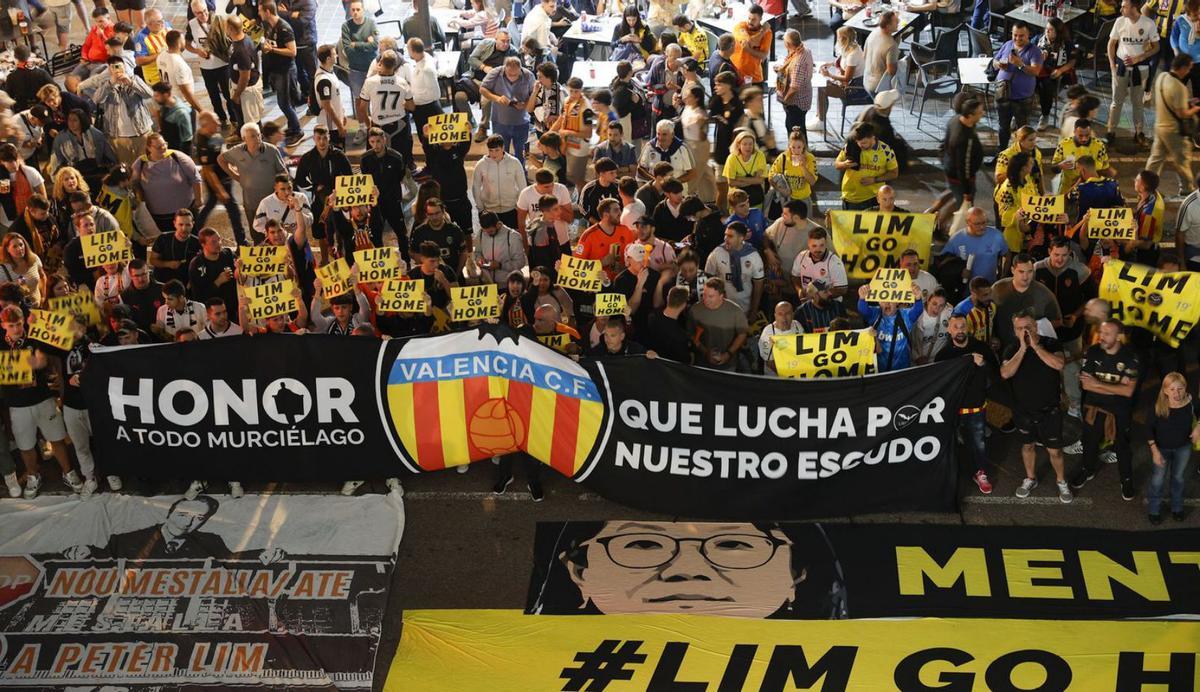 El València, en caiguda lliure; Mestalla, en flames