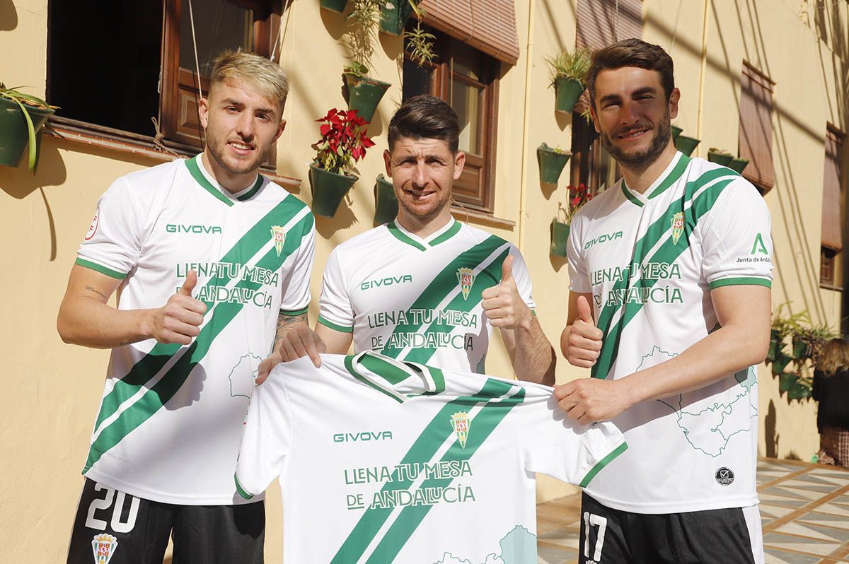 El Córdoba CF presenta la camiseta del Día de Andalucía