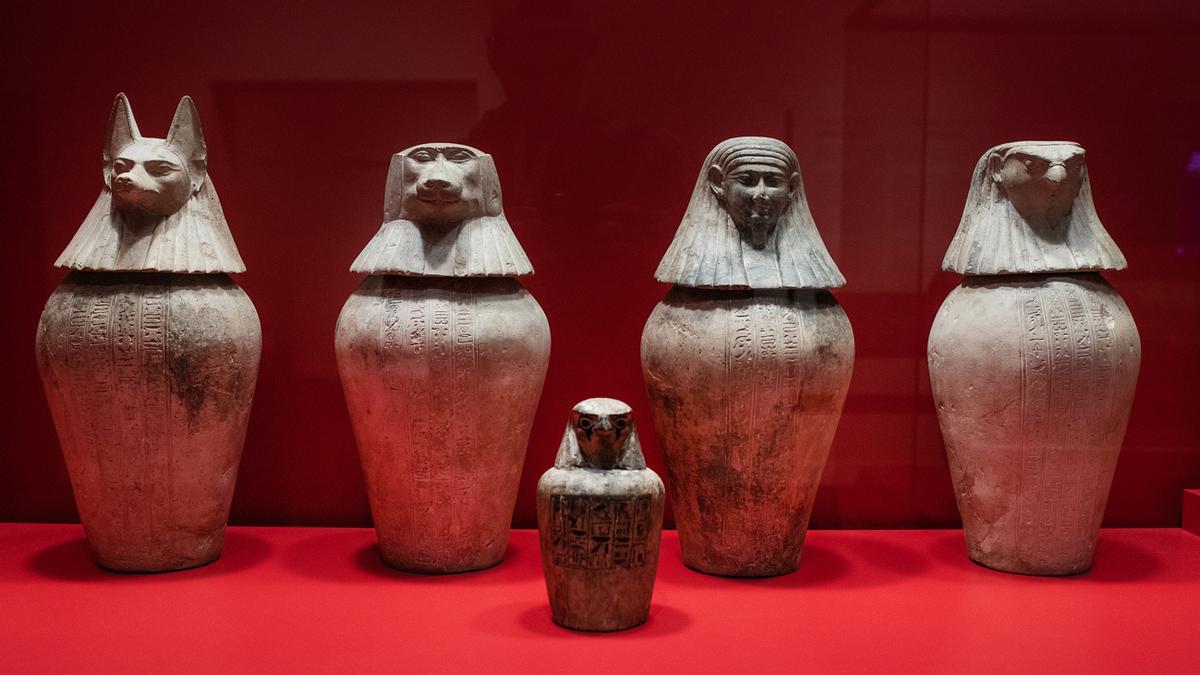 Vasos canopos, que contenían las vísceras del difunto, extraídas durante la momificación.