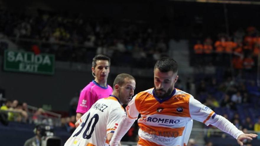 Juanpi, con balón, y Fernández detrás.