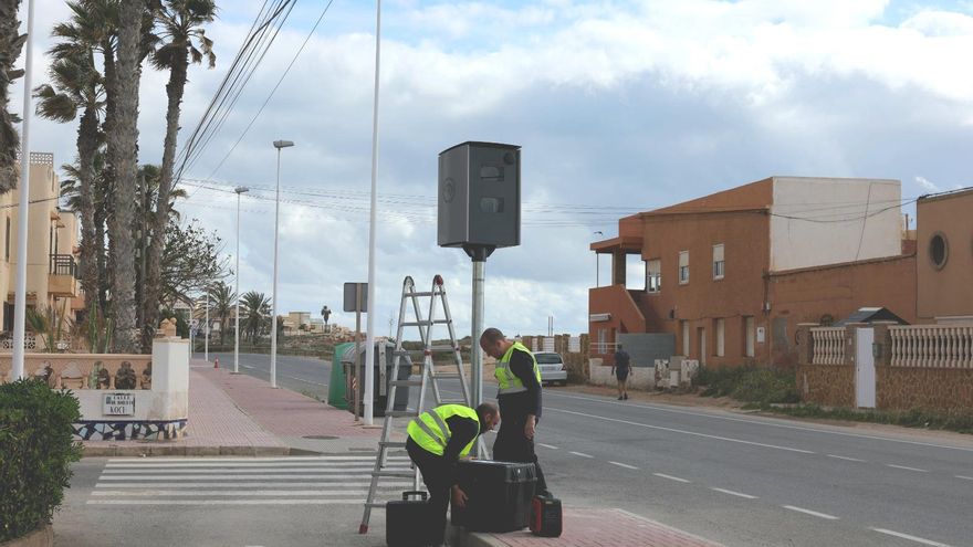 Torrevieja instala otros dos radares fijos de control de velocidad en las avenidas Alfredo Nobel y Baleares