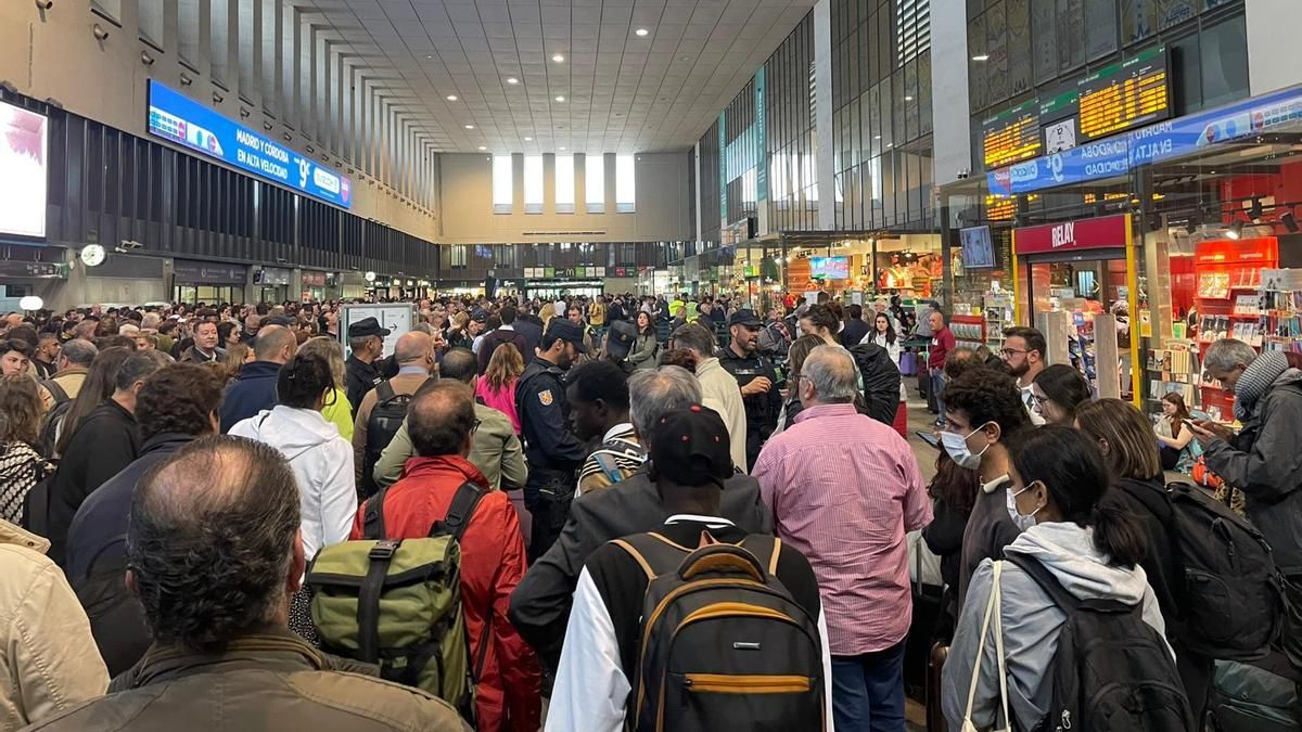 Vídeo | Salen los viajeros en los primeros AVE de la estación Santa Justa