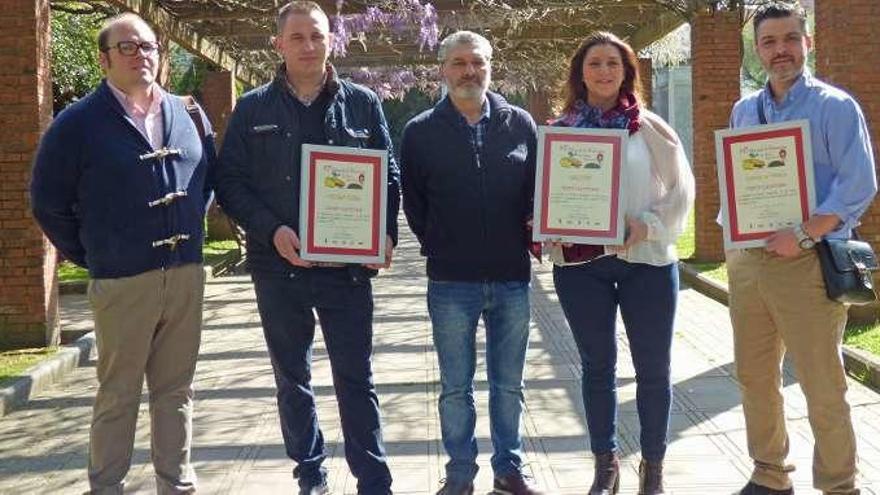 Juan Jesús López, Gabriel Hinciano, César Díaz, Llarina Argote y Roberto Cueto, ayer, en la Pola.