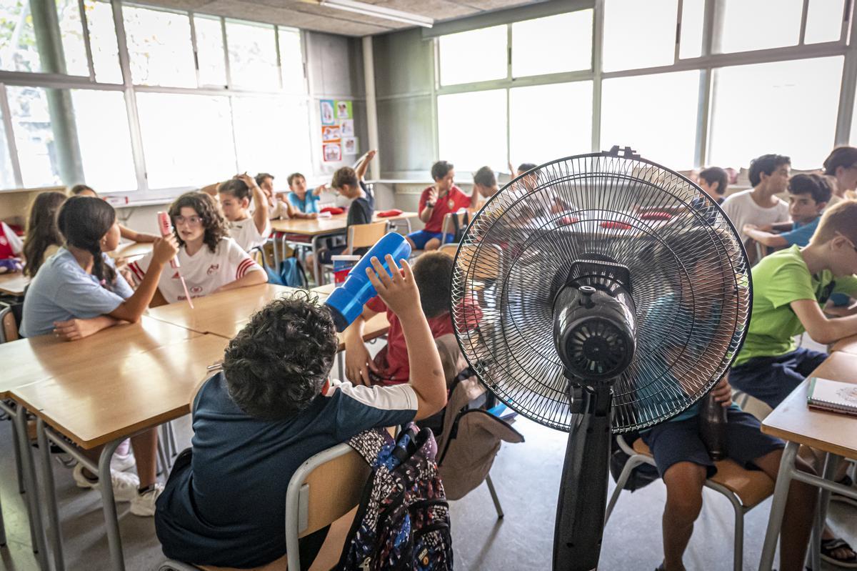 Un ventilador portátil en un aula de un colegio.