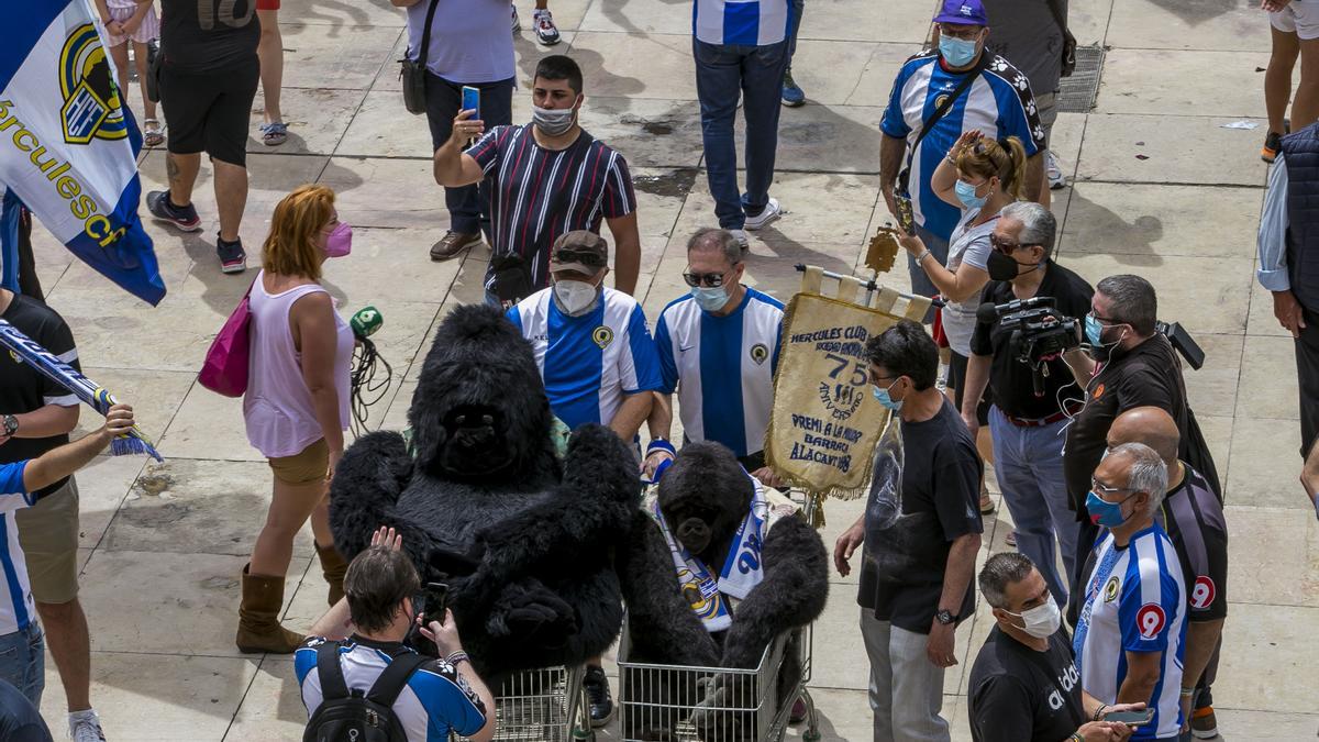 La afición del Hércules protesta por la mala situación del club