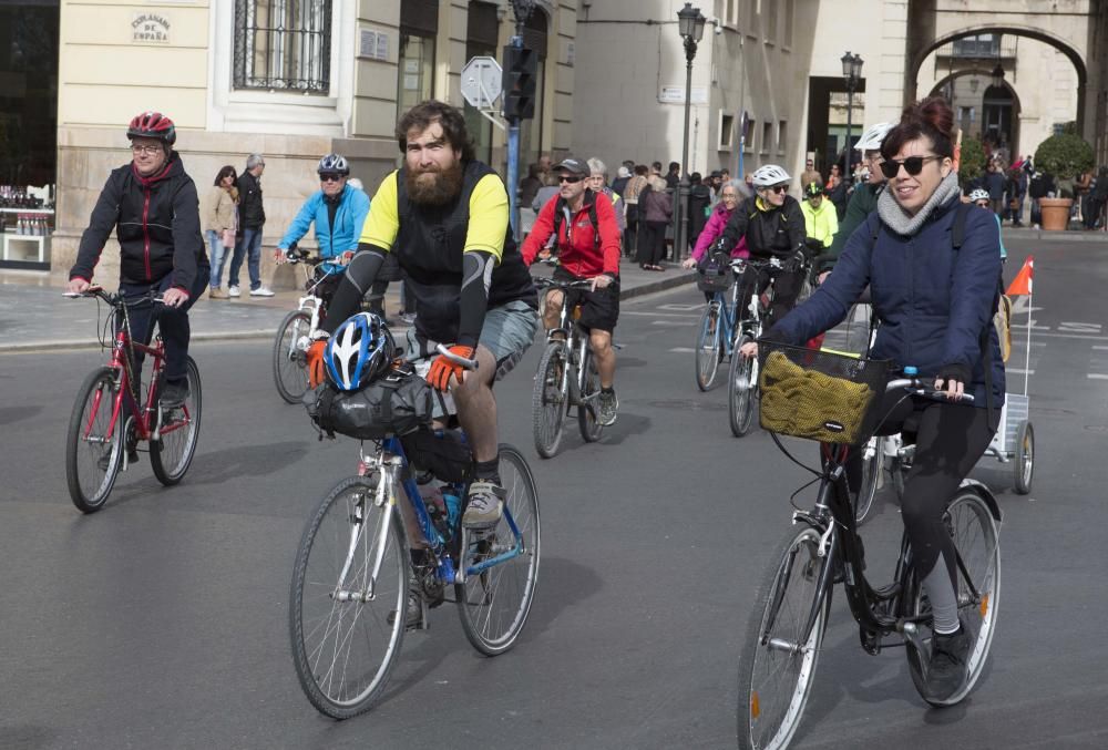 200 ciclistas exigen frente al Ayuntamiento una vía verde en La Cantera.